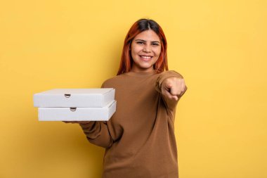 İspanyol kadın seni seçen kamerayı işaret ediyor. Pizza konseptini kaldır.