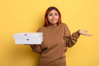 İspanyol kadın şaşkın, şaşkın ve şüpheci hissediyor. Pizza konseptini kaldır.