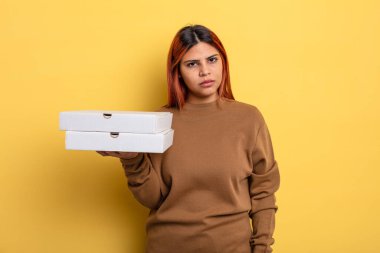 Hispanik kadın üzgün, üzgün ya da kızgın ve yana bakıyor. Pizza konseptini kaldır.