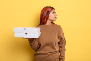 İspanyol kadın profil görüşünde düşünüyor, hayal ediyor ya da hayal kuruyor. Pizza konseptini kaldır.