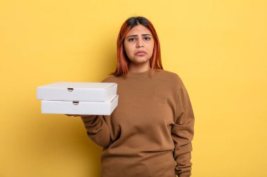 İspanyol kadın üzgün ve mızmızlanıyor. Mutsuz bir bakışı var ve ağlıyor. Pizza konseptini kaldır.