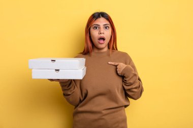 İspanyol kadın şok olmuş ve ağzı açık, kendini işaret ederek şaşırmış görünüyor. Pizza konseptini kaldır.