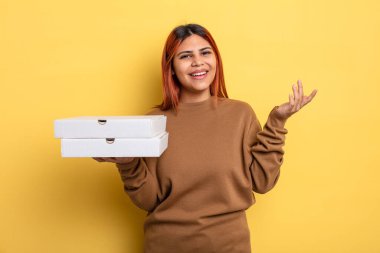 İspanyol kadın kendini mutlu hissediyor, bir çözüm ya da fikir bulduğuna şaşırıyor. Pizza konseptini kaldır.