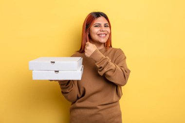 İspanyol kadın kendini mutlu hissediyor ve bir meydan okumayla yüzleşiyor ya da kutluyor. Pizza konseptini kaldır.