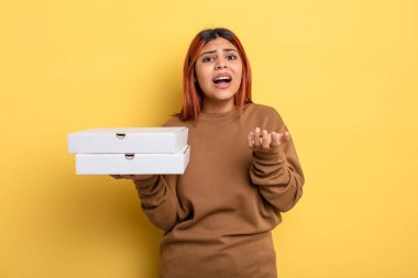 İspanyol kadın umutsuz, sinirli ve stresli görünüyor. Pizza konseptini kaldır.