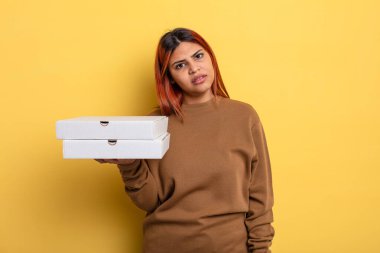 İspanyol kadın şaşkın ve şaşkın hissediyor. Pizza konseptini kaldır.