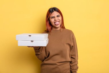 İspanyol kadın iğreniyor, sinirleniyor ve dilini çıkarıyor. Pizza konseptini kaldır.