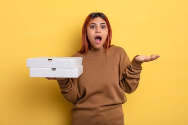 İspanyol kadın son derece şok olmuş ve şaşırmış hissediyor. Pizza konseptini kaldır.