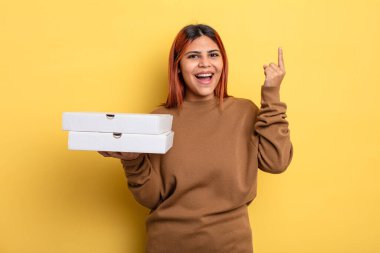 İspanyol kadın bir fikri fark ettikten sonra mutlu ve heyecanlı bir dahi gibi hissediyor. Pizza konseptini kaldır.