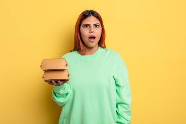 İspanyol kadın çok şaşırmış ya da şok olmuş görünüyor. Hamburger konseptini kaldır.