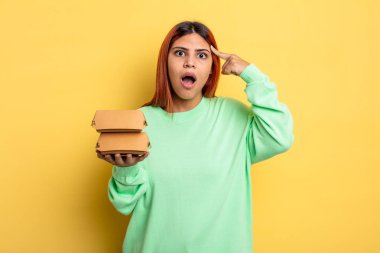 İspanyol kadın şaşırmış görünüyor, yeni bir düşünceyi, fikri ya da konsepti fark ediyor. Hamburger konseptini kaldır.