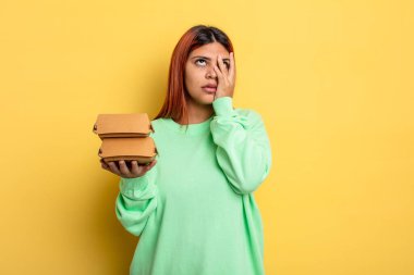 İspanyol kadın bıkkın, bezgin ve uykulu hissediyor. Hamburger konseptini kaldır.