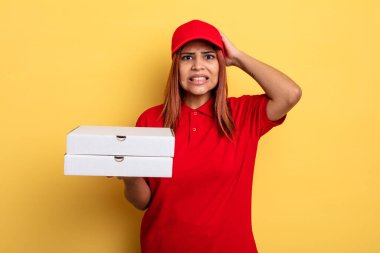 İspanyol kadın kendini stresli, endişeli ya da korkmuş hissediyor, elleri başının üstünde. teslimat kavramını kaldır