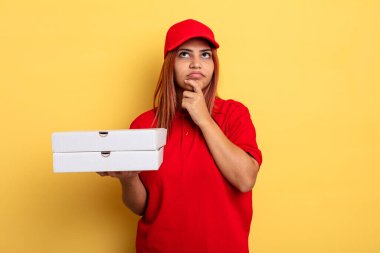 Hispanik kadın düşünüyor, kuşkulu ve şaşkın hissediyor. teslimat kavramını kaldır