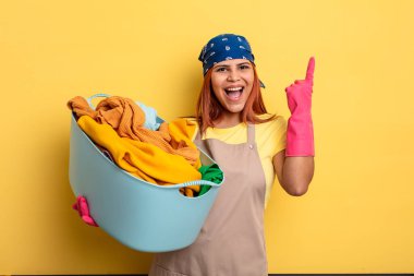 Hizmetçi, bir fikri fark ettikten sonra mutlu ve heyecanlı bir dahi gibi hissediyor. çamaşır konsepti