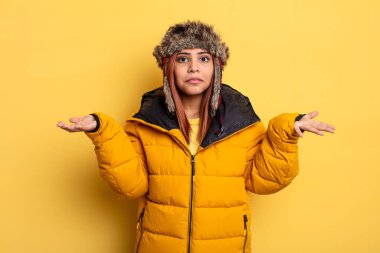 İspanyol kadın şaşkın, şaşkın ve şüpheci hissediyor. kış konsepti