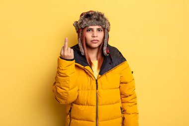 İspanyol kadın kızgın, sinirli, asi ve agresif hissediyor. kış konsepti