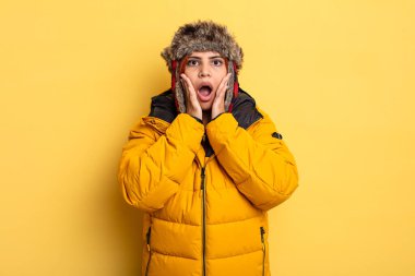 İspanyol kadın şok olmuş ve korkmuş hissediyor. kış konsepti