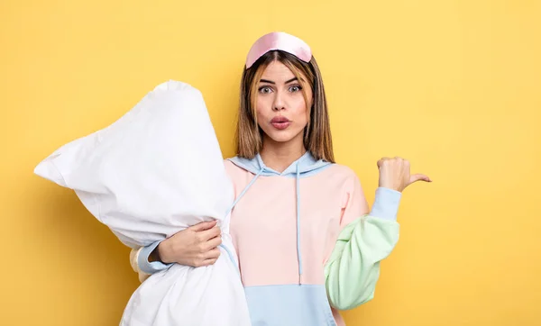 Pretty Woman Looking Astonished Disbelief Pajamas Concept — Stockfoto