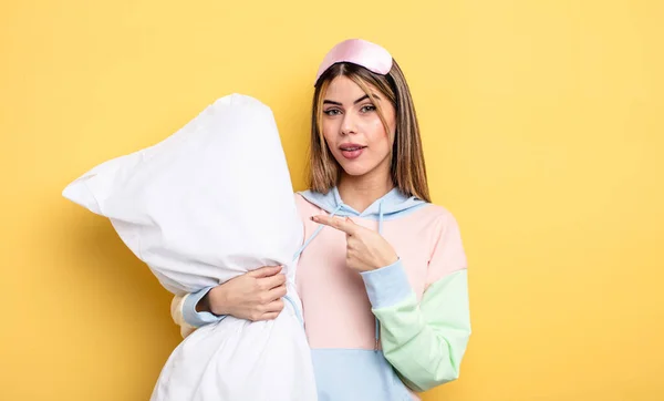 Pretty Woman Looking Excited Surprised Pointing Side Pajamas Concept — Stok fotoğraf