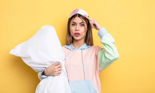 Pretty Woman Looking Surprised Realizing New Thought Idea Concept Pajamas — Stok fotoğraf