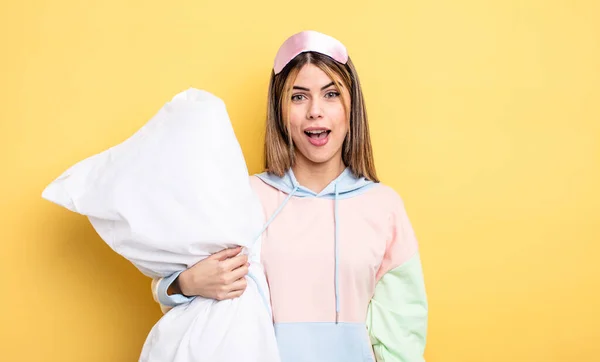 Mooie Vrouw Die Gelukkig Aangenaam Verrast Uitziet Pyjama Concept — Stockfoto