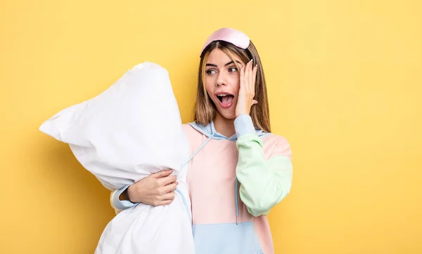 Güzel Bir Kadın Mutlu Heyecanlı Şaşırmış Hissediyor Pijama Konsepti — Stok fotoğraf