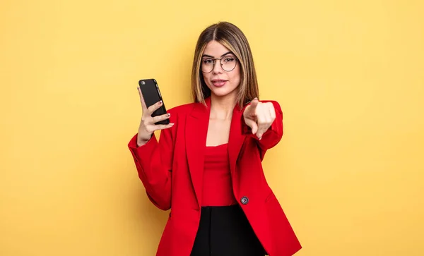 Bizneswoman Celująca Kamerę Wybierająca Ciebie Koncepcja Smartfona — Zdjęcie stockowe