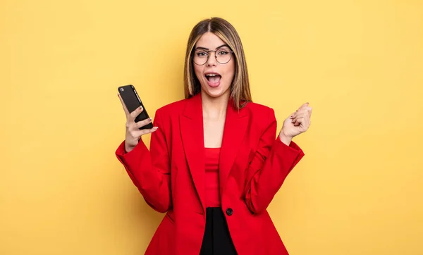 Empresaria Sintiéndose Sorprendida Riendo Celebrando Éxito Concepto Smartphone — Foto de Stock