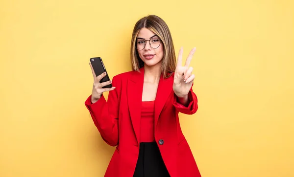 Mujer Negocios Sonriendo Luciendo Feliz Haciendo Gestos Victoria Paz Concepto — Foto de Stock