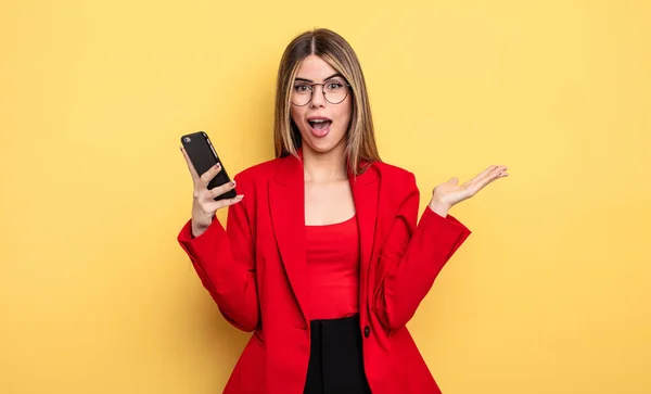 Bizneswoman Czuje Się Szczęśliwa Zdumiona Czymś Niewiarygodnym Koncepcja Smartfona — Zdjęcie stockowe