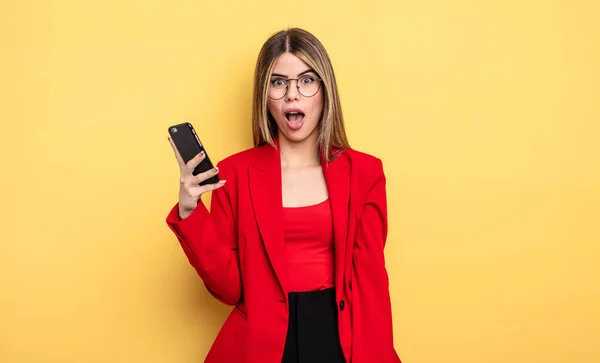 Mujer Negocios Que Parece Muy Sorprendido Sorprendido Concepto Smartphone — Foto de Stock