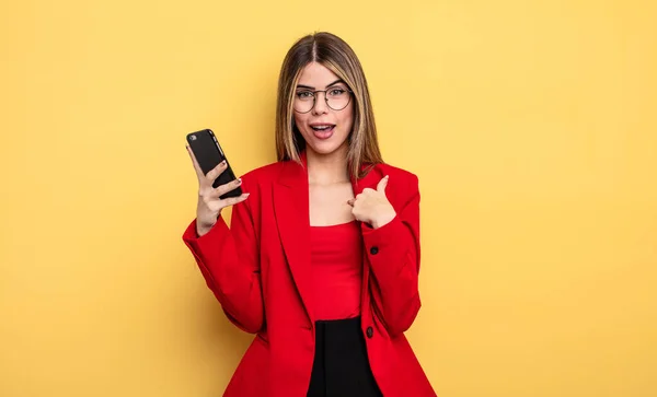 Geschäftsfrau Glücklich Und Zeigt Aufgeregt Auf Sich Selbst Smartphone Konzept — Stockfoto