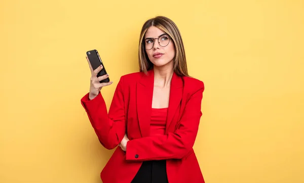 Mujer Negocios Encogiéndose Hombros Sintiéndose Confusa Incierta Concepto Smartphone — Foto de Stock
