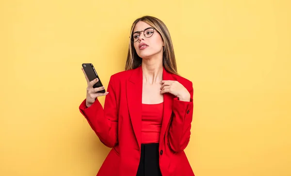 Affärskvinna Känner Sig Stressad Orolig Trött Och Frustrerad Smartphone Koncept — Stockfoto