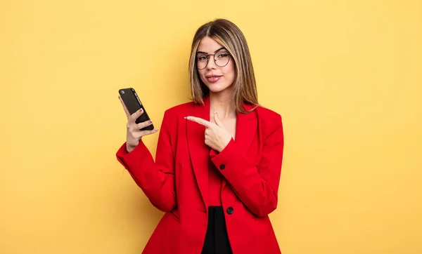 Empresaria Sonriendo Alegremente Sintiéndose Feliz Señalando Lado Concepto Smartphone — Foto de Stock