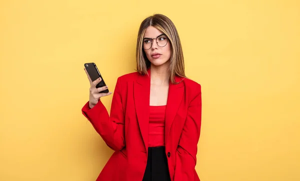 Mujer Negocios Sintiéndose Triste Molesto Enojado Mirando Lado Concepto Smartphone — Foto de Stock