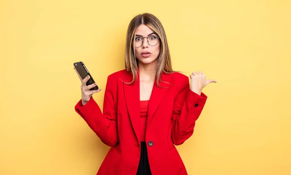 Bizneswoman Wyglądająca Zdumioną Niedowierzaniem Koncepcja Smartfona — Zdjęcie stockowe