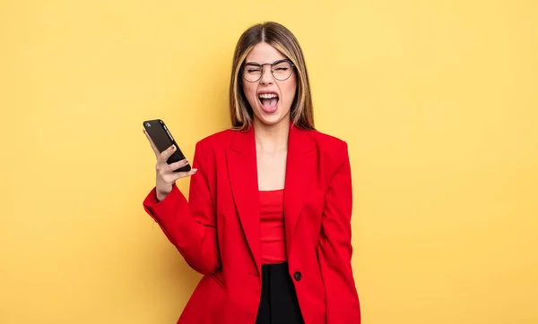 Mujer Negocios Gritando Agresivamente Pareciendo Muy Enojada Concepto Smartphone — Foto de Stock