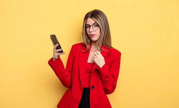 Affärskvinna Ser Arrogant Framgångsrik Positiv Och Stolt Smartphone Koncept — Stockfoto