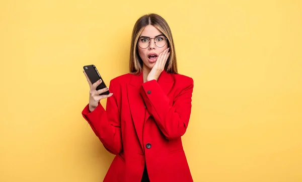 Affärskvinna Som Känner Sig Chockad Och Rädd Smartphone Koncept — Stockfoto
