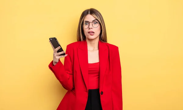 Mujer Negocios Mirando Perplejo Confundido Concepto Smartphone — Foto de Stock