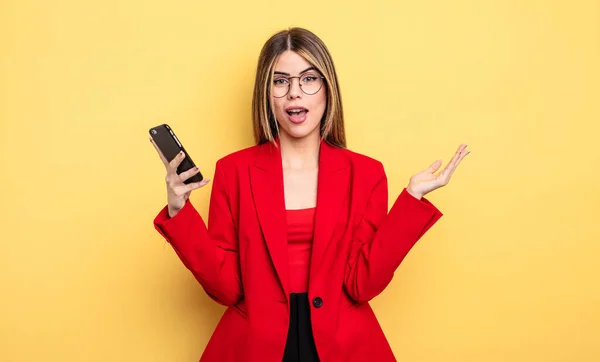 Empresaria Sintiéndose Feliz Sorprendida Realizando Una Solución Idea Concepto Smartphone — Foto de Stock