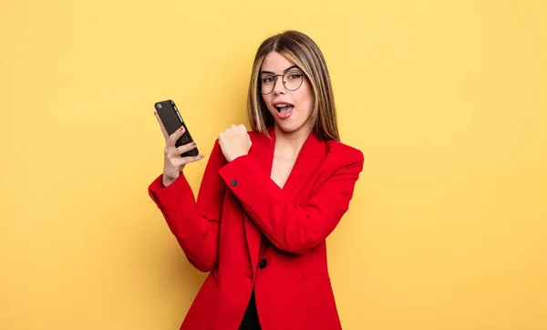 Affärskvinna Känna Sig Lycklig Och Inför Utmaning Eller Fira Smartphone — Stockfoto