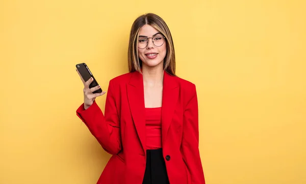 Mujer Negocios Que Parece Feliz Gratamente Sorprendida Concepto Smartphone — Foto de Stock