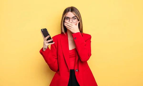 Bizneswoman Zakrywająca Usta Dłońmi Szoku Koncepcja Smartfona — Zdjęcie stockowe