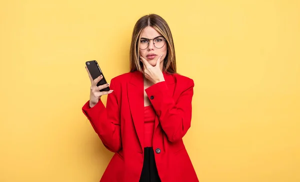 Affärskvinna Med Mun Och Ögon Vidöppna Och Hand Haka Smartphone — Stockfoto