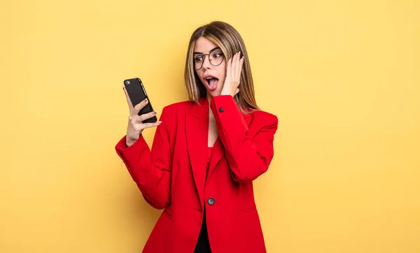 Bizneswoman Czuje Się Szczęśliwy Podekscytowany Zaskoczony Koncepcja Smartfona — Zdjęcie stockowe