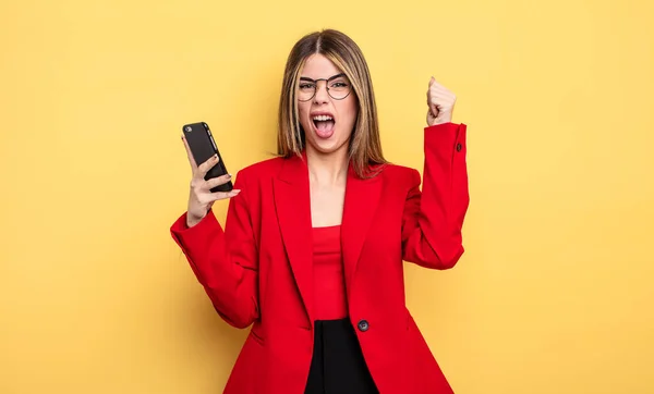 Mujer Negocios Gritando Agresivamente Con Una Expresión Enojo Concepto Smartphone — Foto de Stock