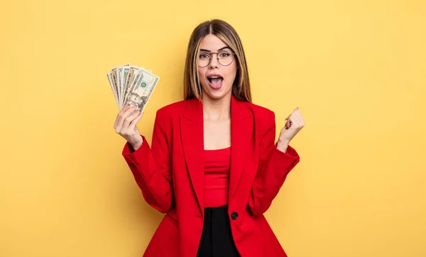 Empresaria Sintiéndose Sorprendida Riendo Celebrando Éxito Concepto Billetes Dólares —  Fotos de Stock